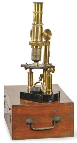 Lote 1007: Microscópio francés de bronce y hierro, Francia S. XIX.