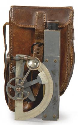 Lote 1011: Pequeño sextante, nivel y catalejo italiano pendenza pp. S. XX.
Firmado. Con bolsa de piel.