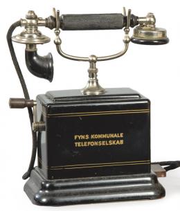 Lote 1014: Teléfono danés h. 1911.
Con la inscripción "Fyns Kommunale Telefonselskab".