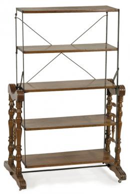 Lote 1016: Librería móvil victoriana convertible en mesa  en madera de caoba con cinco baldas y patas torneadas, en forma de balaustre y estructura de metal. Inglaterra, mediados siglo XIX.