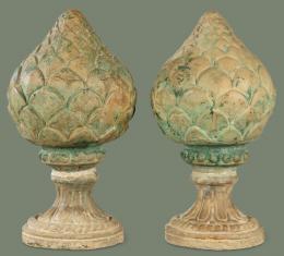 Lote 1025: Pareja de piñas de cerámica con restos de policromía verde S. XX.