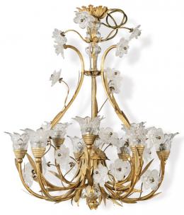 Lote 1031: Lámpara de techo de 10 brazos de luz en forma de ramas y hojas en metal dorado, con tulipas y flores en vidrio de Murano.
Italia, mediados S. XX