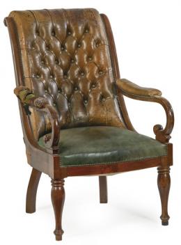 Lote 1032: Butaca victoriana en madera de caoba tapizada en cuero verde con respaldo capitoné. Inglaterra, mediados siglo XIX. 