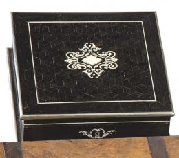 Lote 1034
Caja de ébano y hueso Napoleón III, con marquetería jeux de fond Francia h. 1860.