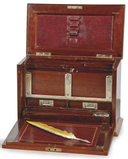 Lote 1036: Caja escribanía de caoba con apliques de metal plateado pp S. XX Inglesa
