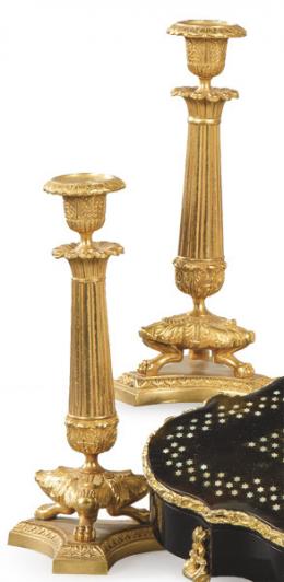 Lote 1050: Pareja de candeleros Carlos X de bronce dorado Francia pp. S. XIX.