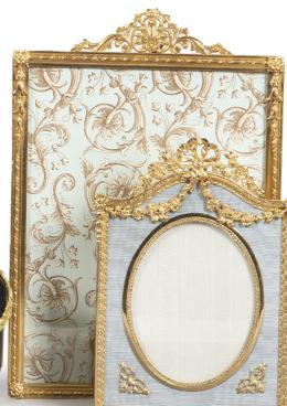 Lote 1053
Gran poraretratos de mesa en bronce dorado de estilo Luís XVI, Francia ff. S. XIX.