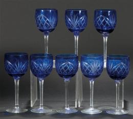 Lote 1058: Juego de ocho copas de agua de cristal de Bohemia azul tallado.