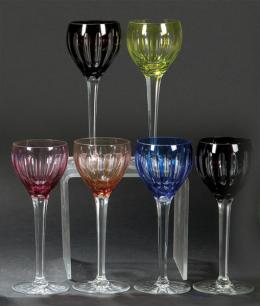 Lote 1059: Juego de seis copas de vino de cristal de Bohemia tallado de distintos colores.