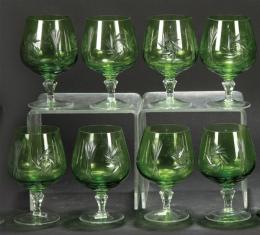 Lote 1060: Juego de ocho copas de coñac en cristal de Bohemia tallado y esmaltado en verde.