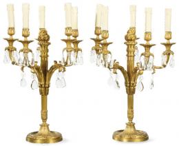 Lote 1066: Pareja de candelabros de bronce dorado primer tercio S. XX.
Con cinco brazos de luz de los que penden pandelocas de cristal. 