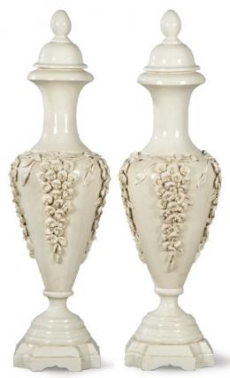 Lote 1073: Pareja de tibores en cerámica esmaltada en blanco de Bassano, con decoración adosada de flores. Italia, S. XX