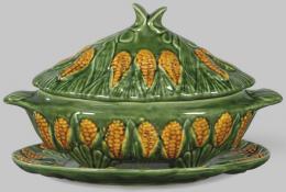 Lote 1084: Sopera en cerámica pintada y esmaltada de F. Mendes Caldas, con marca en la base, con decoración de hojas y mazorcas.
Portugal, S. XX