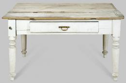 Lote 1086: Mesa de cocina en madera pintada de blanco, con patas torneadas y un cajón en el frente. Tapa de madera sin tratar.
España, finales S. XIX