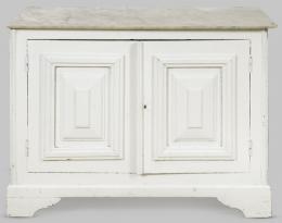 Lote 1092: Aparador de cocina en madera de pino con decoración moldurada, pintada de blanco, con sobre de mármol.
España, finales S. XIX
