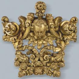 Lote 1102: Remate de retablo de madera tallada y dorada, España S. XVII.