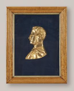 Lote 1107
"Retrato de Perfil del Principe Alberto de Inglaterra" en bronce dorado cincelado. 
Con marco de raíz de arce.