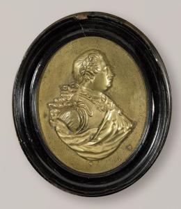 Lote 1111
"Luís XV" en bronce dorado cincelado en relieve S. XIX
Con marco oval de madera ebonizada.
Medidas 14 x 11 cm