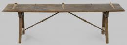 Lote 1125: Banco en madera de nogal, sobre patas rectas unidas por fiadores de hierro forjado y abalaustrados.
España, S. XVII

