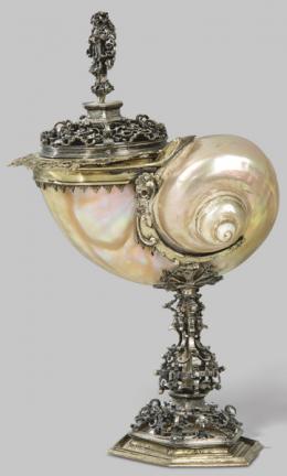 Lote 1126: Copa con tapa alemana, con caracola y plata en su color y sobredorada, punzonada, Hanau ff. S. XIX.