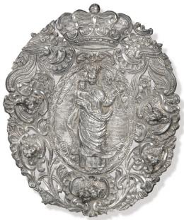 Lote 1185: Placa de plata en relieve de la Virgen con Niño punzonada COR/NOR, Córdoba S. XIX