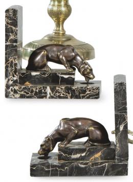 Lote 1218: Pareja de sujetalibros de estilo Art Deco de bronce patinado y mármol negro veteado, representando unas panteras bebiendo h. 1950.