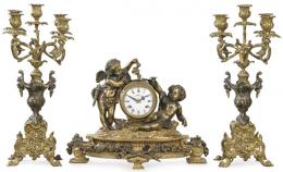 Lote 1234: Reloj de sobremesa con guarnición de candelabros estilo Luis XV en bronce dorado y pavonado. Maquinaria firmada por Franz Hermle. S. XX