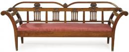 Lote 1238: Banco regencia en madera de caoba, con respaldo calado y tallado. Asiento de tela adamascada granate
Inglaterra, principios S. XIX