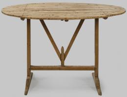 Lote 1240: Mesa ovalada con tablero abatible en madera de pino sin tratar, sobre dos pedestales unidos por chambrana.
S. XIX