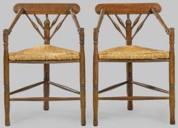 Lote 1246: Pareja de sillas siguiendo modelos ingleses y holandeses del S. XVII, con tres patas en madera de roble torneado, unidas por chambranas y asiento de enea.
Inglaterra, S. XIX