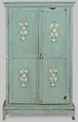 Lote 1247: Armario de dos puertas rematado con friso moldurado en madera de pino con decoración de flores en cuarterones sobre fondo azul celeste.
Francia, finales S. XIX