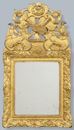 Lote 1249: Marco de espejo Luis XVI en madra tallada, calada y dorada.
Francia, principios S. XIX