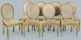 Lote 1251: Conjunto de ocho sillas Carlos IV con respaldo ovalado a la reina en madera tallada y dorada, con tapicería de época posterior.
España, finales S. XVIII