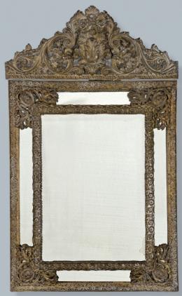 Lote 1256: Marco de espejo estilo Luis XIV en madera y metal repujado con motivos vegetales.
Francia, segunda mitad S. XIX