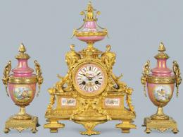 Lote 1257: Guarnición formada por reloj de sobremesa y dos copas Napoleón III, estilo Luis XVI en bronce y porcelana
