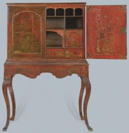 Lote 1258: Cabinet on stand en madera de pino lacada en rojo con decoración de chinoiseries en dorado, con dos puertas abatibles que al abrirse, revelan en su interior una serie de cajones y compartimentos. Posiblemente sur de Italia, segundo cuarto S. XVIII