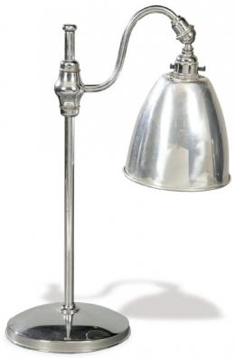 Lote 1281: Lámpara de sobremesa art decó, regulable en altura y orientable, realizada en metal cromado.
Primera mitad S. XX
