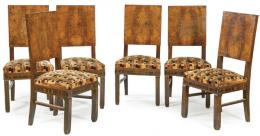 Lote 1283: Conjunto de seis sillas art decó en madera de nogal y ébano, con respaldos cuadrados rectos y tapicería de motivos geométricos.
Inglaterra, años 30