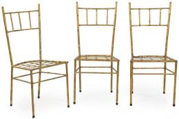 Lote 1291: Conjunto de tres sillas con respaldo y asiento calado, y patas unidas por chambranas, en hierro pintado de dorado imitando bambú.
Años 50