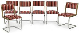 Lote 1304: Conjunto de seis sillas estilo Cesca, con estructura tubular de metal cromado y madera de haya teñida, con asiento y respaldo de tela.
Años 70