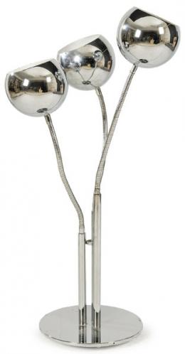 Lote 1322: Lámpara de sobremesa space age con tres brazos de luz flexibles y orientables, con estructura de metal cromado.
Francia, años 60
