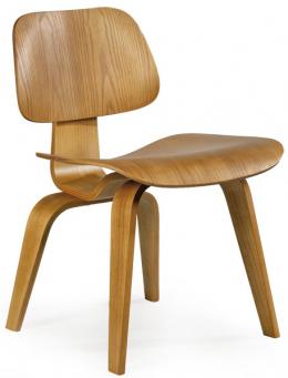 Lote 1349: Charles & Ray Eames, 1945/1946 para Vitra
La DCW (Dining Chair Wood), con asiento, respaldo y base en contrachapado moldeado con chapa de fresno.
