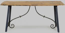 Lote 1372: Mesa bufete, en madera de pino, con tapa rectangular sin tratar sobre patas rectas unidas por chambranas en madera pintada y fiadores de hierro en forma de S.XIX y posterior
España, S. XIX
