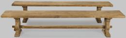 Lote 1380: Pareja de bancos en madera de roble sin tratar con patas recortadas unidas por chambrana.
Francia, finales S. XIX