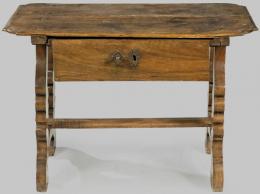 Lote 1383: Mesa bufete con tablero moldurado sobre patas recortadas en forma de lira unidas por chambrana recta y un cajón en el frente. 
España, S. XVII
