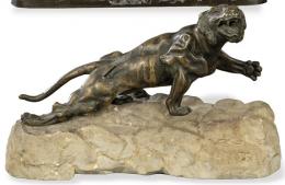 Lote 1390: J. Hesteau activo en Francia a pp. S. XX
"León Herido"
Escultura de bronce sobre piedra