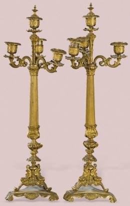 Lote 1393: Pareja de candelabros de bronce dorado, Francia S. XIX.