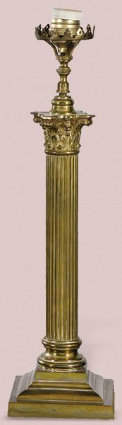 Lote 1394: Lámpara de mesa con vástago de bronce en forma de columna clásica