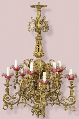 Lote 1395: Lámpara de techo de 10 brazos de luz en bronce, con tulipas de cristal rosa. Finales S. XIX