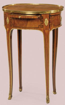 Lote 1399: Mesa auxiliar transición Luis XV/XVI, de forma ovalada, en madera de palo de rosa y palo de violeta, con decoración geométrica en marquetería, con aplicaciones de bronce dorado. Cajón y balda extaible. Francia, tercer cuarto S. XVIII